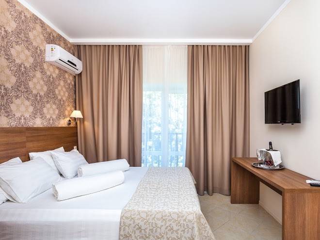 Cedar Grove Hotel Image