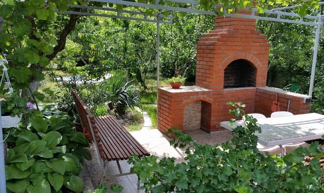 Uyutnyy dom na vinogradnoy