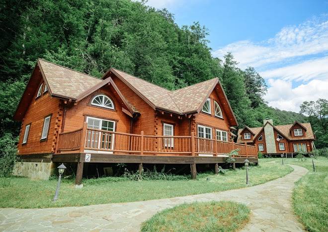 Complex golden chestnut lodge