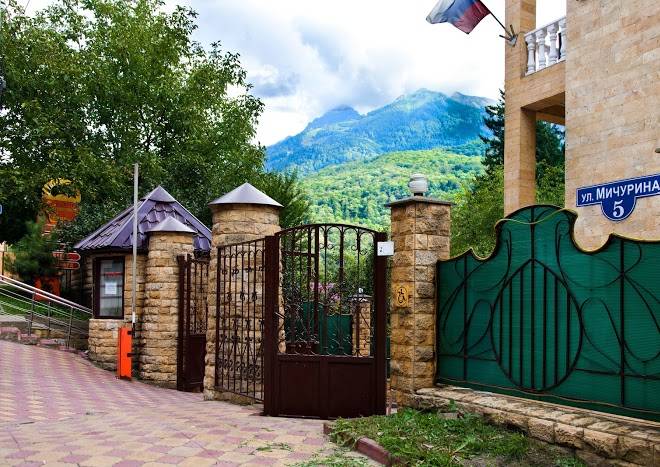 Utomlennyye solntsem na krasnoy polyane