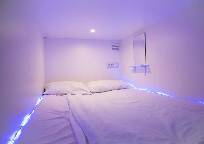 Cube capsule hotel