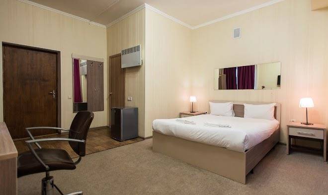 Retro Hotel Straight Flush Image