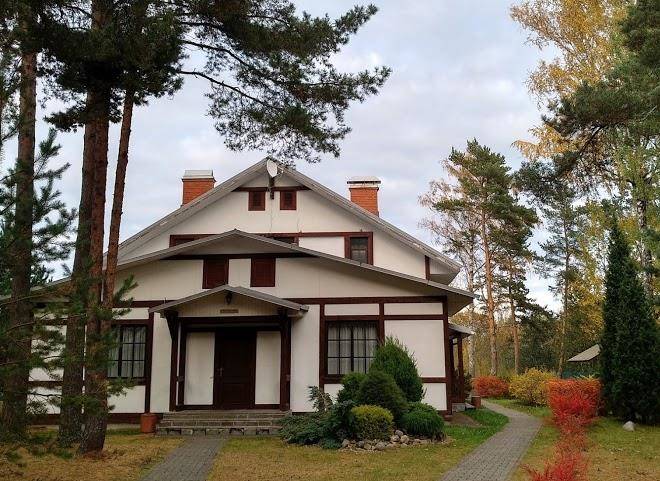 Zagorodnyy otel' pleskov