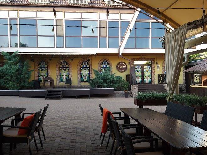 Restaurant and hotel complex castle