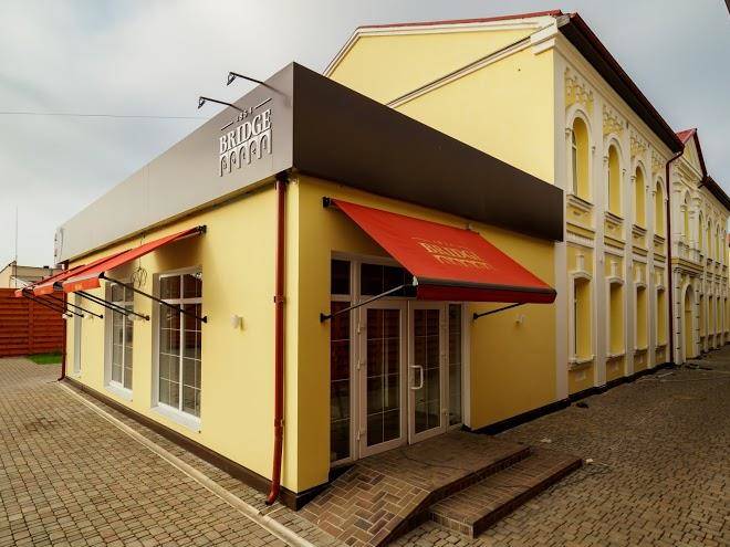 Bridge hotel