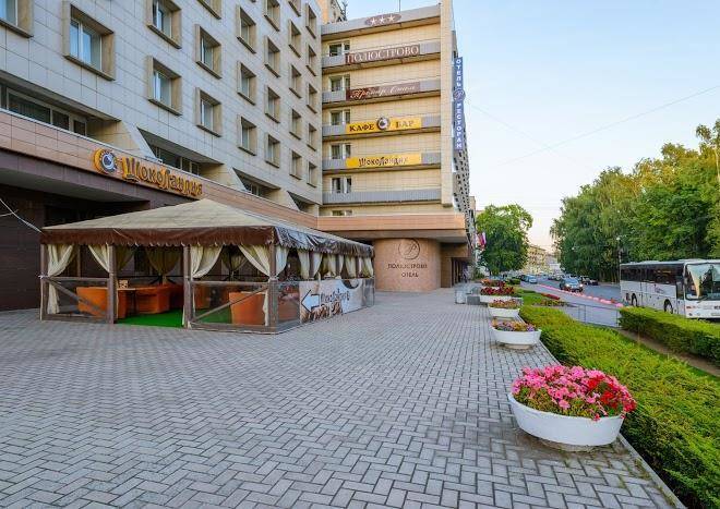 Hotel polustrovo