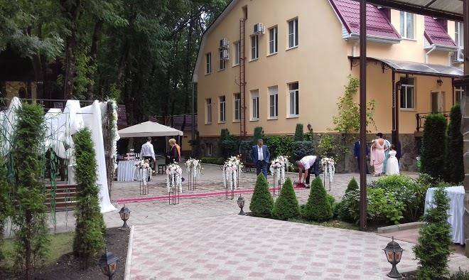 Restoranno gostinichnyy kompleks usad'ba