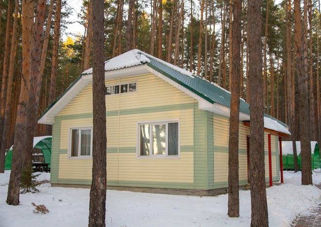 Sem' teremov ozdorovitel'nyy kompleks doma besedki banya