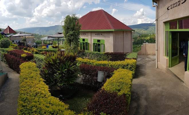 Chris hotel ruyenzi