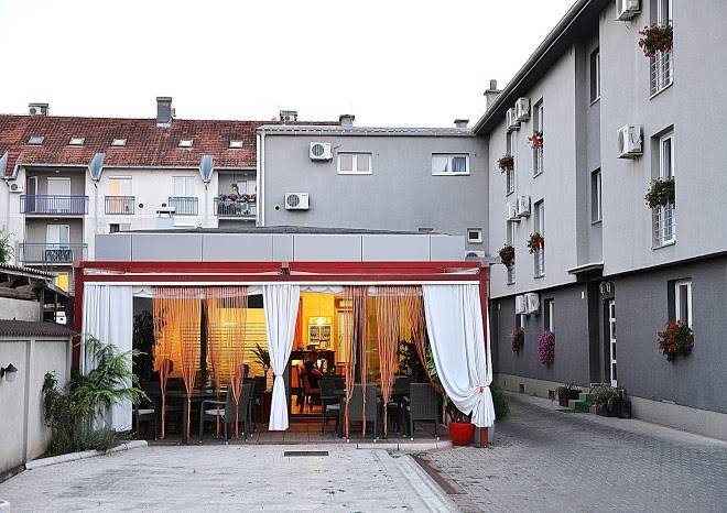 Prenociste In Club Image