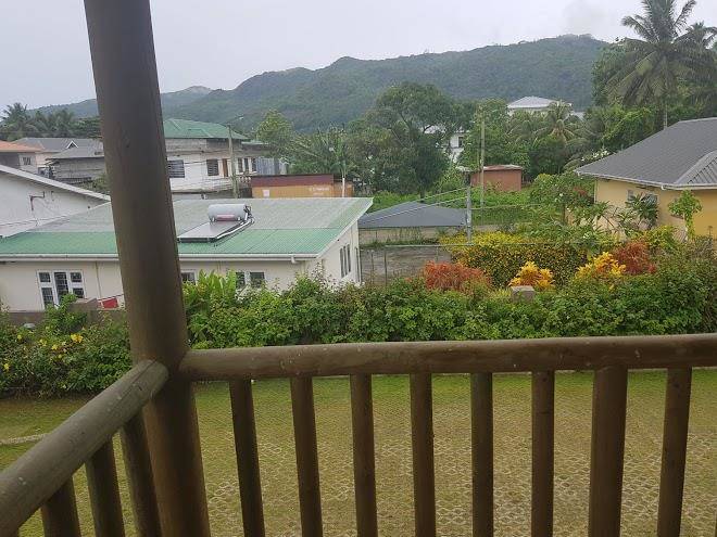 Pieds Dans L'eau Annex Building Image