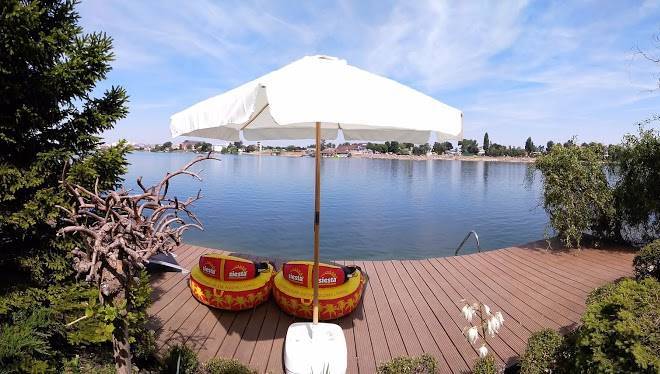 Topsenec lakeside home