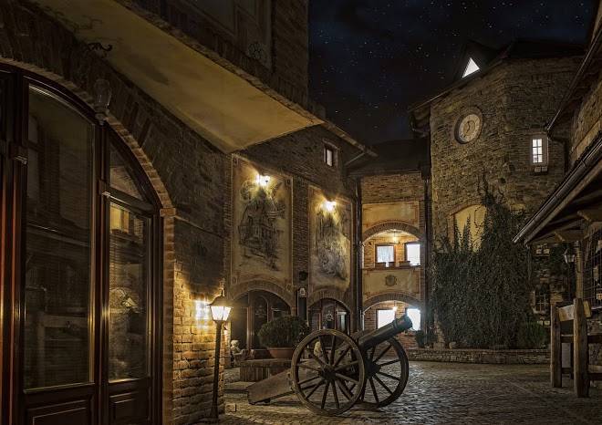 Hotel under the gate