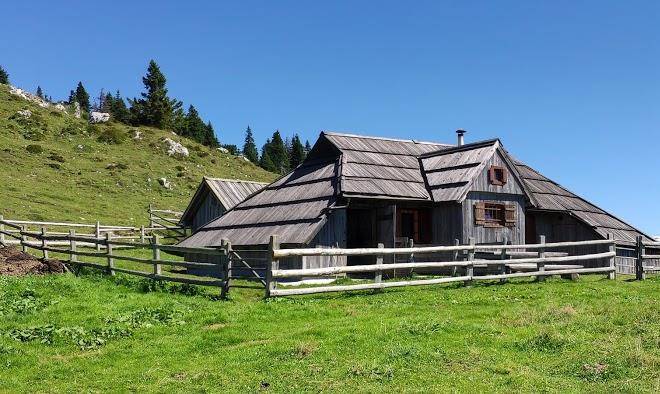 Crnuski dom na mali planini