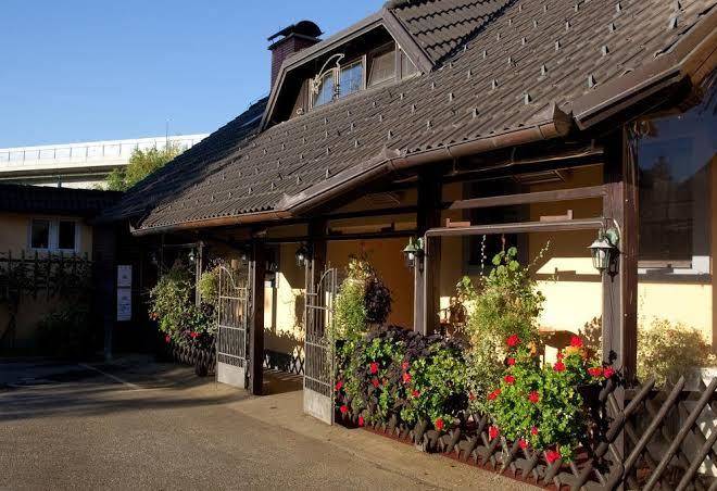 Motel in pizzeria crni baron marjan vidovic sp