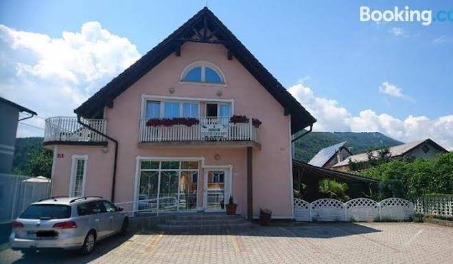 Penzion zeleni kakadu cvetka wregg sp