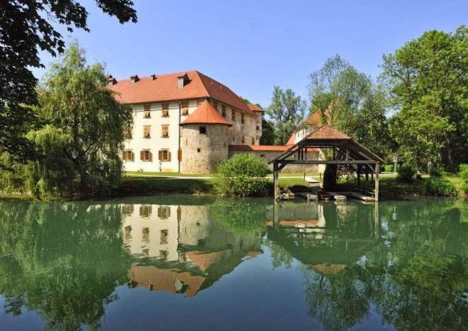 Otocec river castle slovenija