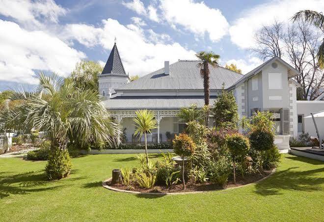 Robertson small hotel