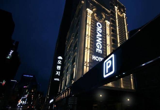 Orange hotel