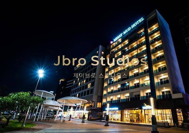 Merry Mud Hotel Image