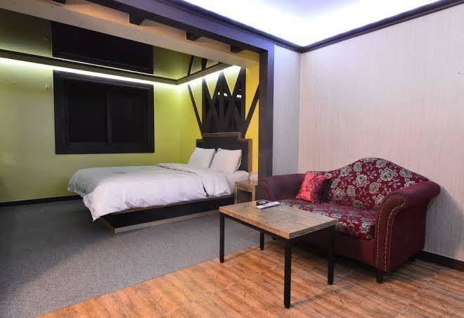 Mellow motel