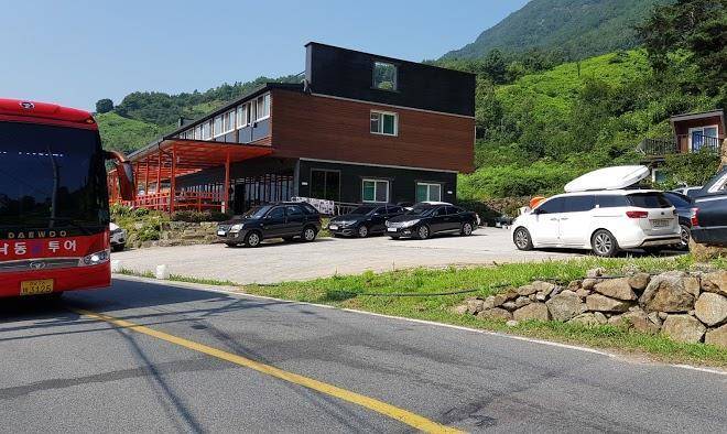 Jiri khan hotel