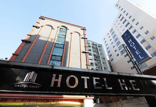 Hotel h e