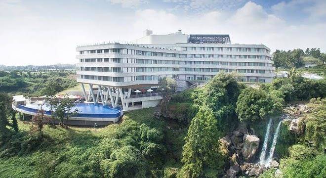 Hidden cliff hotel & nature