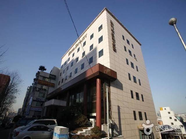 Hotel dynasty