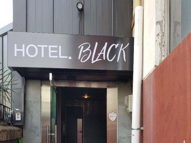 Hotel Black Image