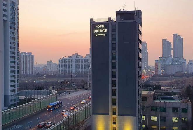 Hotel bridge