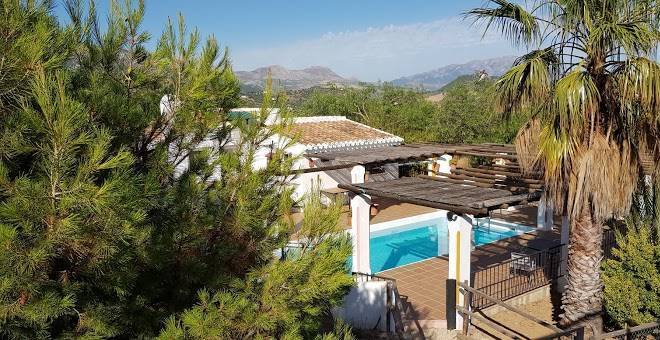 Cortijo coronado y manta
