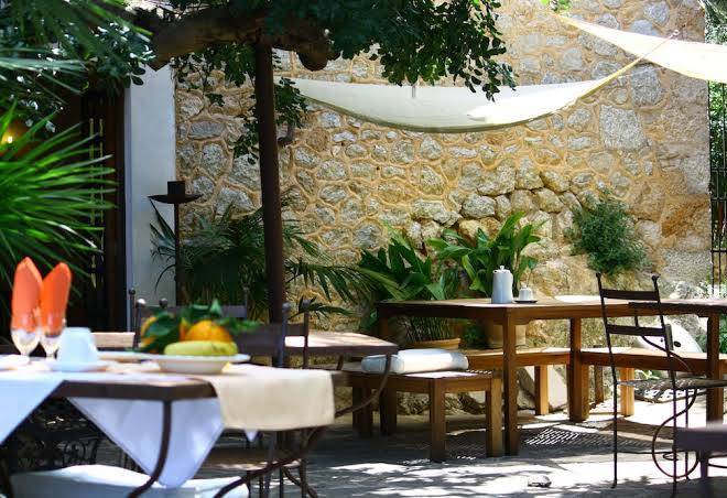 Petit hotel sa plana