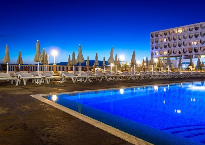 Pearly grey ocean club