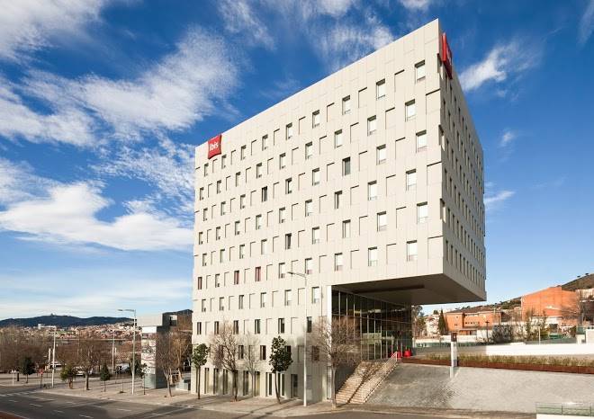 Hotel Ibis Barcelona Santa Coloma Image