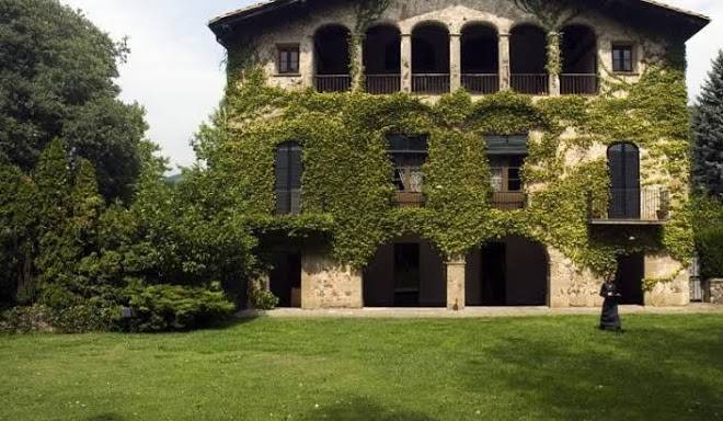 Les Cols Pavellons Image