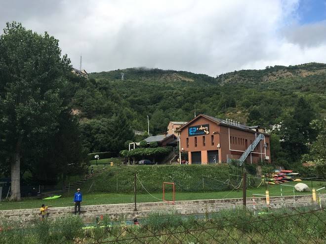 Alberg escola de piraguisme de sort
