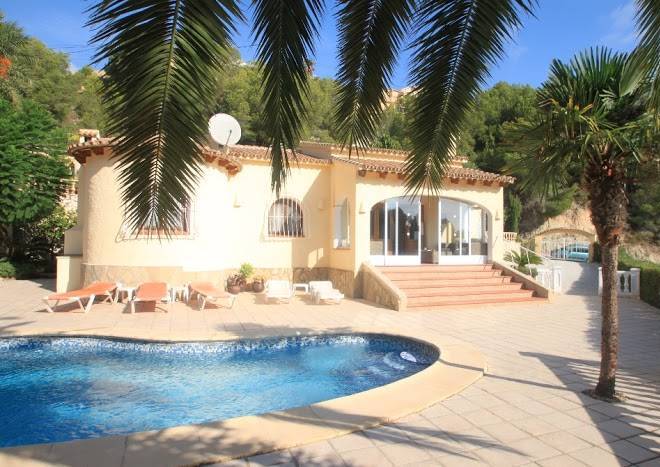 Alldo hill side with private pool in moraira