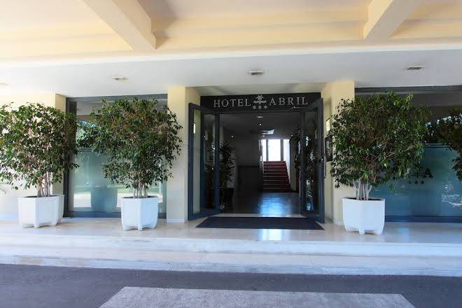 Hotel Abril Image