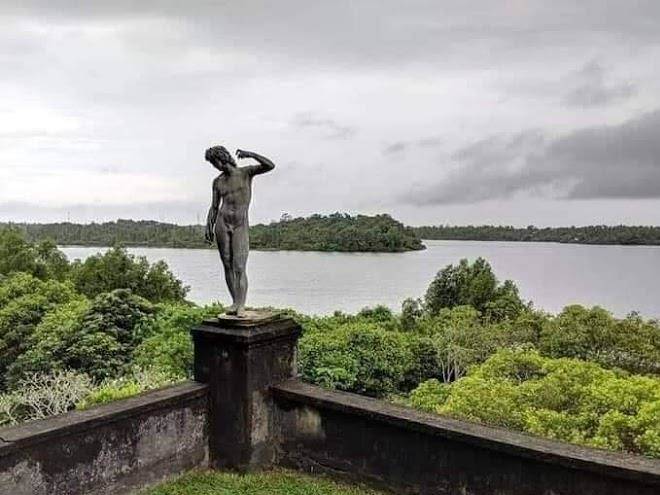 Lunuganga geoffrey bawas country estate