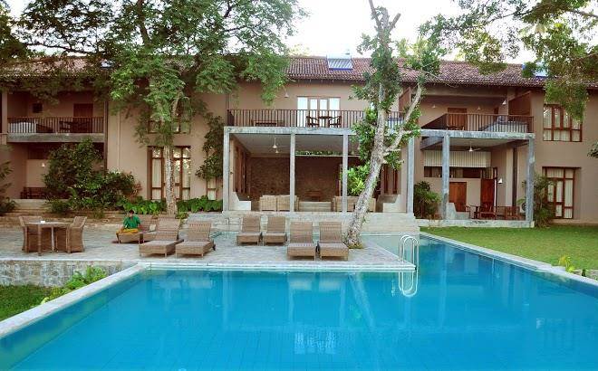 Roman lake hotel