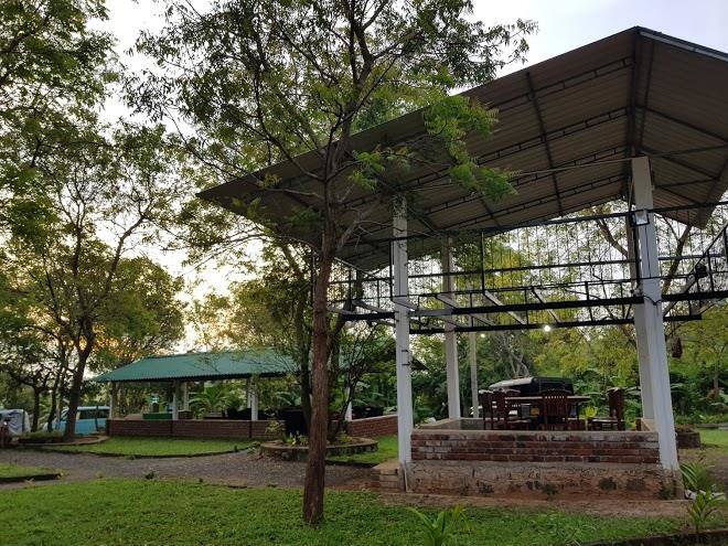 Leon hotel kataragama