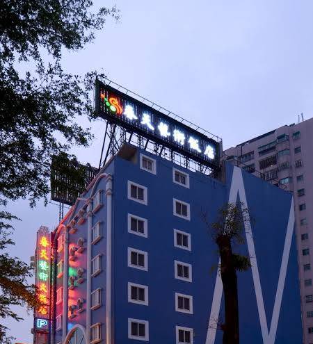 Spring art hotel