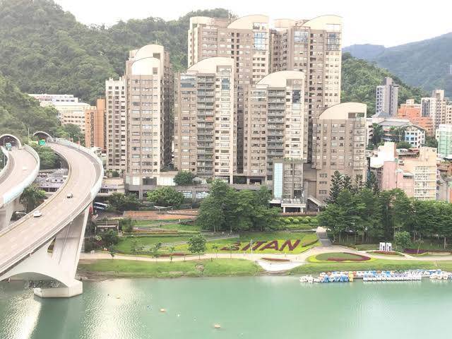 Lake hotel