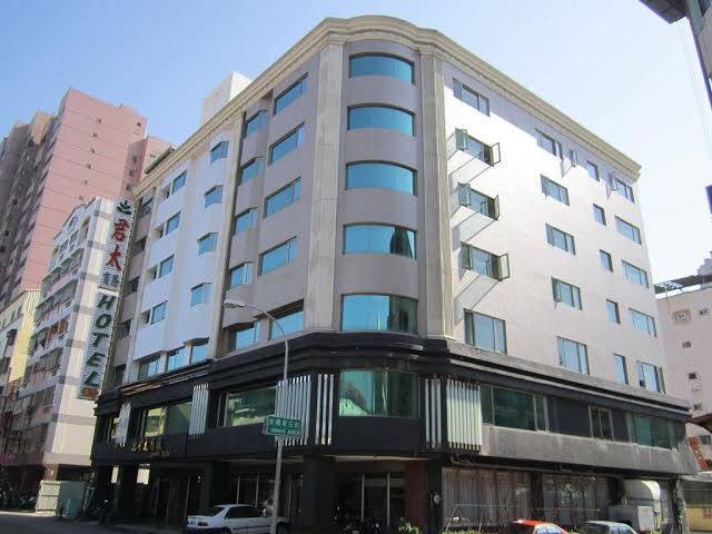 Esquire hotel