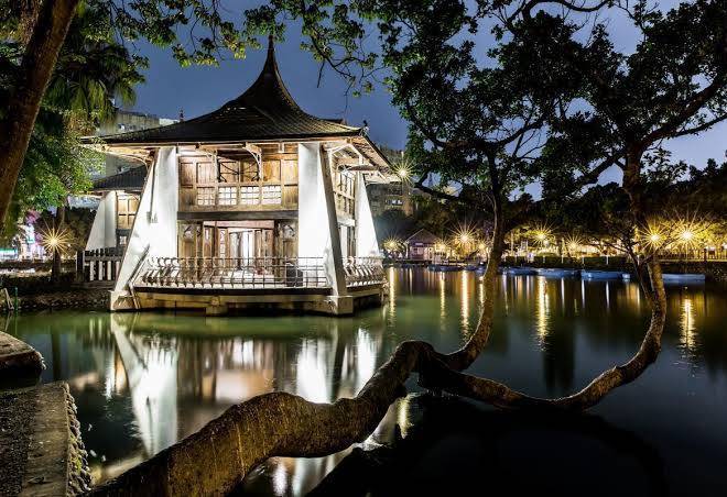 Reloading Hotel Image