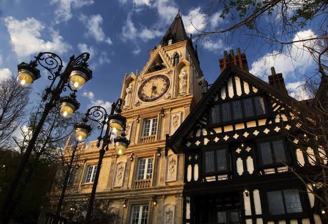 The Old England Manor Image