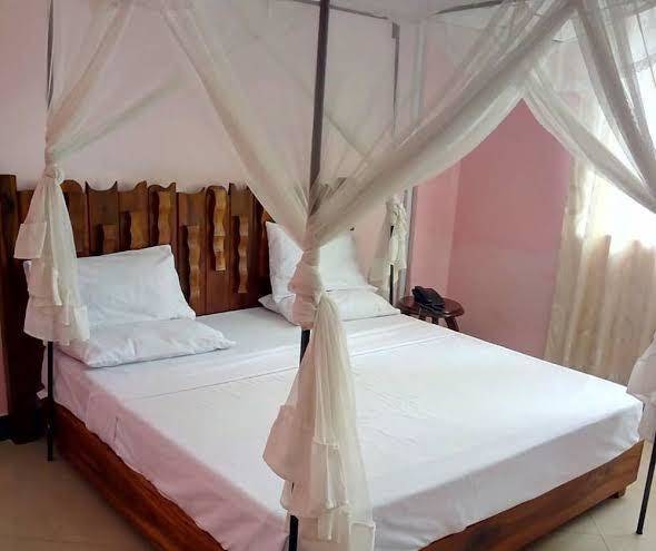 Lemna's Highway Hotel Image