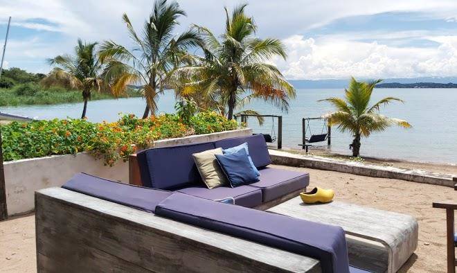 Lakeshore lodge