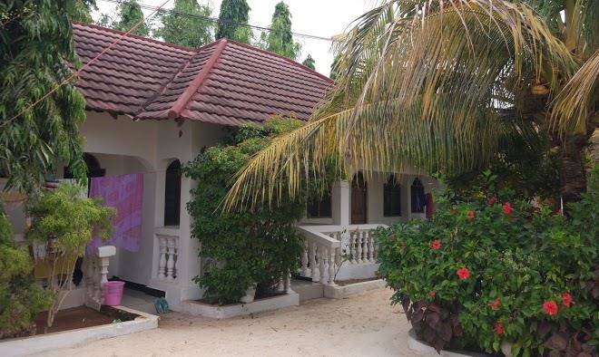 H & h beach bungalow